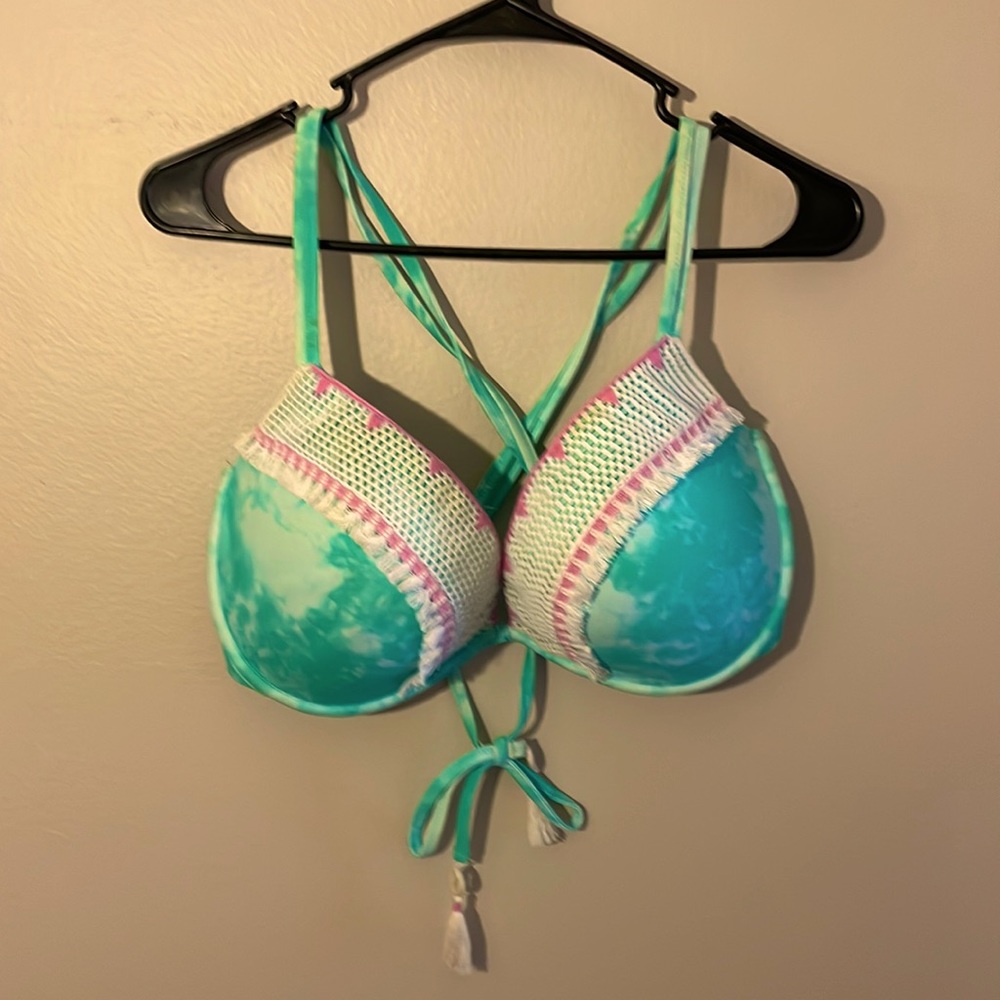 Crisscross adjustable tying bathing suit top